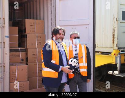 210624 -- BERLINO, 24 giugno 2021 -- i rappresentanti posano per una foto dopo l'arrivo di un treno merci Cina-Europa caricato con materiali medici a Parigi, in Francia, 23 giugno 2020. Xinhua in primo piano: I treni merci Cina-Europa sostengono l'ancora di salvezza economica in caso di pandemia XuxYongchun PUBLICATIONxNOTxINxCHN Foto Stock