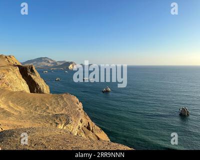 Maestose scogliere rocciose che si stagliano contro un meraviglioso cielo dorato dell'alba in Perù Foto Stock