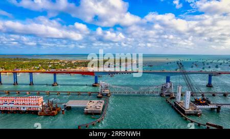 Pamban Bridge è un ponte ferroviario che collega la città di Mandapam, nell'India continentale, con l'isola di Pamban e Rameswaram Foto Stock