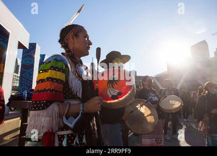 210627 -- OTTAWA, 27 giugno 2021 -- i canadesi indigeni prendono parte a un evento commemorativo per i 215 bambini i cui resti sono stati trovati sepolti in un'ex scuola residenziale Kamloops, a Toronto, Canada, 30 maggio 2021. Foto di /Xinhua Xinhua titolo principale: Centinaia di tombe non segnate svelano la punta della storia del genocidio del Canada ZouxZheng PUBLICATIONxNOTxINxCHN Foto Stock