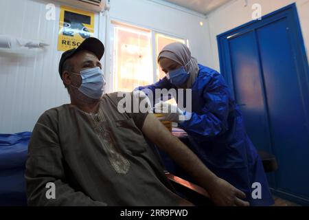 210627 -- ZAATARI JORDAN, 27 giugno 2021 -- Un rifugiato siriano riceve il vaccino anti COVID-19 in un centro medico nel campo profughi di Zaatari, in Giordania, il 27 giugno 2021. Su circa 29.000 rifugiati che hanno diritto al vaccino contro la COVID-19 che vivono nel campo profughi di Zaatari, circa il 45% di loro ha ricevuto almeno la prima dose del vaccino fino ad ora, l'Agenzia delle Nazioni Unite per i rifugiati UNHCR Giordania ha detto a Xinhua domenica. Foto di /Xinhua JORDAN-ZAATARI-REFUGEE CAMP-VACCINATION MohammadxAbuxGhosh PUBLICATIONxNOTxINxCHN Foto Stock