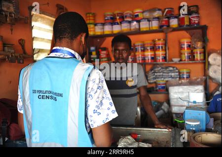 210629 -- ACCRA, 29 giugno 2021 -- Un census taker L registra le informazioni della famiglia di un residente di sesso maschile in un sobborgo di Accra, Ghana, il 28 giugno 2021. Il Ghana ha iniziato il suo primo censimento nazionale completamente digitale delle abitazioni e della popolazione PHC domenica di mezzanotte nel tentativo di catturare il numero esatto di popolazione per un migliore sviluppo nazionale. L'ultimo censimento del Ghana è stato fatto nel 2010, che ha messo il numero della popolazione a 24,6 milioni. Il censimento del 2020 è stato rinviato a quest'anno a causa dell'epidemia di COVID-19. Foto di /Xinhua GHANA-ACCRA-HOUSING AND POPULATION CENSUS Seth PUBLICATIONxNOTxINxCHN Foto Stock