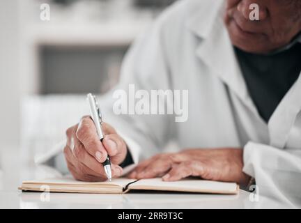 Scienziato, scrittura e pianificazione in notebook per la ricerca sanitaria, l'analisi dei dati e gli obiettivi. soluzione o idee vaccinali. Mani della persona scientifica o. Foto Stock