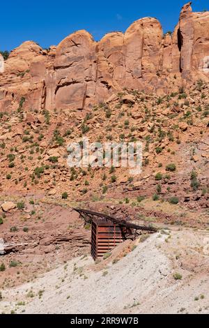 Tracce fino al cestino minerario della miniera di mi Vida abbandonata nello Steen Canyon vicino a la Sal, Utah. Luogo del primo grande attacco all'uranio negli Stati Uniti Foto Stock