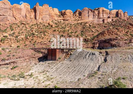 Ore bin e ammiratore della miniera di mi Vida abbandonata nello Steen Canyon vicino a la Sal, Utah. Luogo del primo grande attacco all'uranio negli Stati Uniti Foto Stock