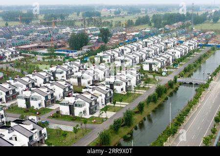 210705 -- PECHINO, 5 luglio 2021 -- foto aerea scattata l'11 maggio 2020 mostra case residenziali costruite per gli agricoltori nella città di Lyuliang della contea di Jinhu, nella provincia di Jiangsu della Cina orientale. Xinhua titoli: Fai le cose giuste, sii la scelta giusta -- CPC di 100 anni che disciplinano il codice LixBo PUBLICATIONxNOTxINxCHN Foto Stock