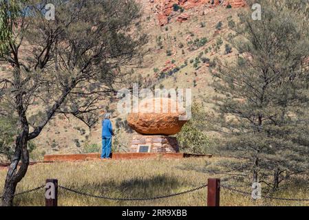 John Flynn's grave Historical Reserve vicino ad Alice Springs, nel territorio del Nord dell'Australia. Flynn ha fondato la Australian Inland Mission e RFDS Foto Stock