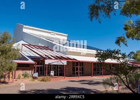 Pannelli solari sul tetto dell'Araluen Arts Centre vicino ad Alice Springs (Mparntwe) nel territorio del Nord, Australia Foto Stock