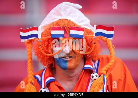 210706 -- PECHINO, 6 luglio 2021 -- Un tifoso è visto durante la partita del girone C del Campionato UEFA Euro 2020 tra Paesi Bassi e Ucraina ad Amsterdam, Paesi Bassi, 13 giugno 2021. Ritratti di giugno 2021 ZhengxHuansong PUBLICATIONxNOTxINxCHN Foto Stock