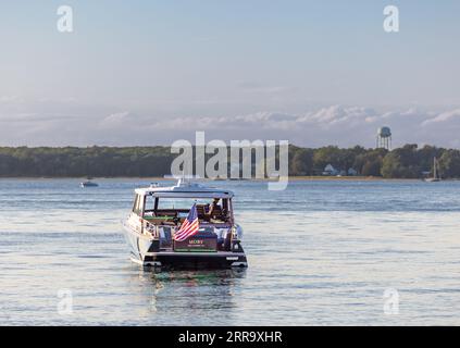 Yacht a motore Hinkley Moby al largo della spiaggia al tramonto Foto Stock