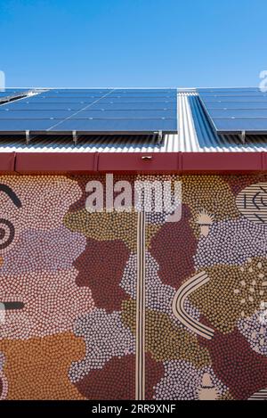 Pannelli solari sul tetto e arte indigena sul muro dell'Araluen Arts Centre vicino ad Alice Springs (Mparntwe) nel territorio del Nord, Australia Foto Stock