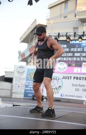 Le immagini raffigurano una lezione animata di kickboxing per bambini in Italia in occasione di un evento pubblico. Ai giovani partecipanti viene mostrato di essere attivamente impegnati in esercizi. Foto Stock