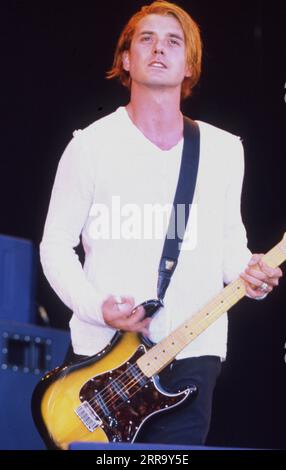 Gavin Rossdale da Bush si esibisce al Glastonbury Festival nel 1995 Foto Stock