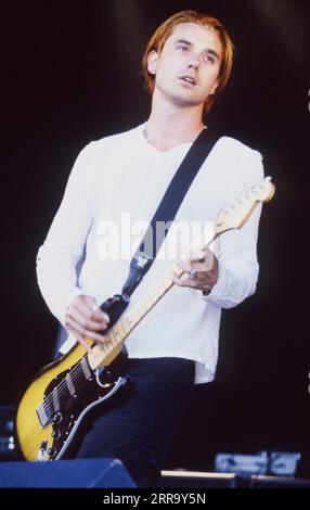 Gavin Rossdale da Bush si esibisce al Glastonbury Festival nel 1995 Foto Stock