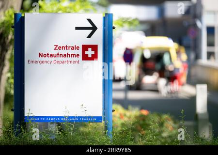 Berlino, Germania. 7 settembre 2023. Un cartello al campus di Charité Benjamin Franklin indica il Dipartimento centrale di emergenza. La "Commissione governativa per l'assistenza ospedaliera moderna e basata sulle esigenze" presenta i suoi risultati sul tema "riforma dell'assistenza di emergenza e acuta in Germania: Servizi di soccorso e finanziamento. Credito: Sebastian Christoph Gollnow/dpa/Alamy Live News Foto Stock