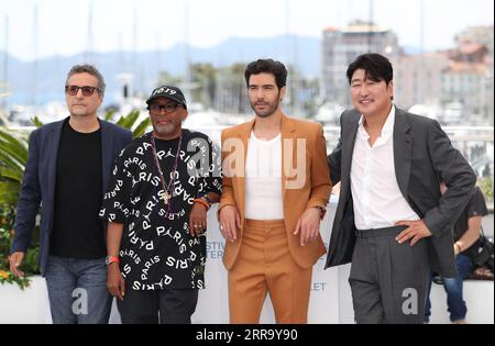 210707 -- CANNES, 7 luglio 2021 -- i membri della giuria L to R il regista brasiliano Kleber Mendonca Filho, il regista statunitense Spike Lee, l'attore francese Tahar Rahim e l'attore sudcoreano Kang-ho Song si pongono durante il photocall al 74° Festival internazionale di Cannes, nel sud della Francia, il 6 luglio 2021. FRANCIA-CANNES-FILM FESTIVAL-MEMBRI DELLA GIURIA GAOXJING PUBLICATIONXNOTXINXCHN Foto Stock