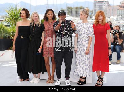 210707 -- CANNES, 7 luglio 2021 -- i membri della giuria L to R l'attrice statunitense Maggie Gyllenhaal, la regista austriaca Jessica Hausner, il regista senegalese Mati Diop, il regista statunitense Spike Lee, l'attrice francese Melanie Laurent e la cantante francese Mylene Farmer posa durante la photocall al 74° Festival internazionale del cinema di Cannes, nel sud della Francia, il 6 luglio 2021. FRANCIA-CANNES-FILM FESTIVAL-MEMBRI DELLA GIURIA GAOXJING PUBLICATIONXNOTXINXCHN Foto Stock