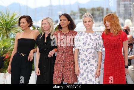 210707 -- CANNES, 7 luglio 2021 -- i membri della giuria L to R l'attrice statunitense Maggie Gyllenhaal, la regista austriaca Jessica Hausner, il regista senegalese Mati Diop, l'attrice francese Melanie Laurent e la cantante francese Mylene Farmer si pongono durante la photocall al 74° Festival internazionale del cinema di Cannes, nel sud della Francia, il 6 luglio 2021. FRANCIA-CANNES-FILM FESTIVAL-MEMBRI DELLA GIURIA GAOXJING PUBLICATIONXNOTXINXCHN Foto Stock