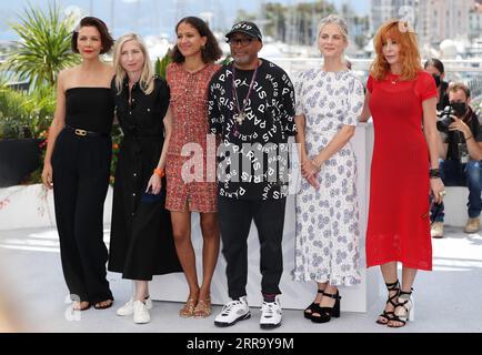 210707 -- CANNES, 7 luglio 2021 -- i membri della giuria L to R l'attrice statunitense Maggie Gyllenhaal, la regista austriaca Jessica Hausner, il regista senegalese Mati Diop, il regista statunitense Spike Lee, l'attrice francese Melanie Laurent e la cantante francese Mylene Farmer posa durante la photocall al 74° Festival internazionale del cinema di Cannes, nel sud della Francia, il 6 luglio 2021. FRANCIA-CANNES-FILM FESTIVAL-MEMBRI DELLA GIURIA GAOXJING PUBLICATIONXNOTXINXCHN Foto Stock