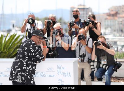 210707 -- CANNES, 7 luglio 2021 -- il regista statunitense Spike Lee posa durante la photocall al 74° Festival internazionale del cinema di Cannes, nel sud della Francia, 6 luglio 2021. FRANCIA-CANNES-FILM FESTIVAL-MEMBRI DELLA GIURIA GAOXJING PUBLICATIONXNOTXINXCHN Foto Stock