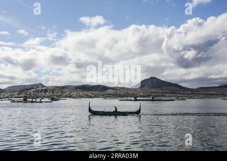 210708 -- BATANGAS, 8 luglio 2021 -- i pescatori si preparano a pescare vicino all'isola vulcanica di Taal, nella provincia di Batangas, nelle Filippine, l'8 luglio 2021. FILIPPINE-BATANGAS-PESCA RouellexUmali PUBLICATIONxNOTxINxCHN Foto Stock