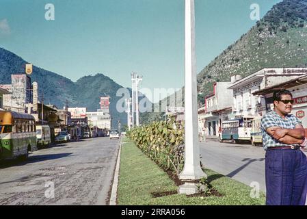 Luci storiche sulla strada principale della città di Orizaba, stato di Veracruz, Messico 1961 Foto Stock