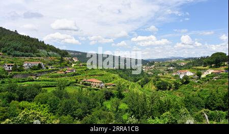 Vista panoramica sulla campagna e sulle montagne nel distretto di Aveiro nel Portogallo settentrionale Foto Stock