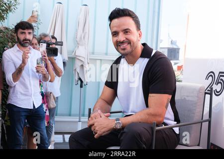 Il cantante Luis Fonsi partecipa a una presentazione del suo nuovo tour di concerti all'UMusic Hotel Teatro Albéniz il 7 settembre 2023 a Madrid, in Spagna. Foto Stock