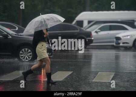 210712 -- PECHINO, 12 luglio 2021 -- Un cittadino cammina sotto la pioggia vicino a una stazione della metropolitana a Pechino, capitale della Cina, 12 luglio 2021. Secondo il dipartimento municipale per il controllo delle inondazioni, la capitale cinese Pechino è stata colpita da forti precipitazioni dalle 18:00, domenica con precipitazioni fino a 116,4 mm. Dalle 18:00 della domenica alle 9:00 del lunedì, Pechino ha registrato precipitazioni medie di 65,9 mm. Le aree urbane della città hanno riportato precipitazioni medie più alte di 79,9 mm. CINA-PECHINO-PRECIPITAZIONI PESANTI CN PengxZiyang PUBLICATIONxNOTxINxCHN Foto Stock