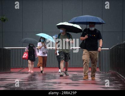 210712 -- PECHINO, 12 luglio 2021 -- la gente cammina su un cavalcavia pedonale sotto la pioggia nel quartiere Haidian di Pechino, capitale della Cina, 12 luglio 2021. Secondo il dipartimento municipale per il controllo delle inondazioni, la capitale cinese Pechino è stata colpita da forti precipitazioni dalle 18:00, domenica con precipitazioni fino a 116,4 mm. Dalle 18:00 della domenica alle 9:00 del lunedì, Pechino ha registrato precipitazioni medie di 65,9 mm. Le aree urbane della città hanno riportato precipitazioni medie più alte di 79,9 mm. CINA-PECHINO-PRECIPITAZIONI PESANTI CN RenxChao PUBLICATIONxNOTxINxCHN Foto Stock