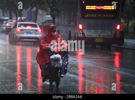 210712 -- PECHINO, 12 luglio 2021 -- Un cittadino cavalca sotto la pioggia in una strada del distretto di Haidian di Pechino, capitale della Cina, 12 luglio 2021. Secondo il dipartimento municipale per il controllo delle inondazioni, la capitale cinese Pechino è stata colpita da forti precipitazioni dalle 18:00, domenica con precipitazioni fino a 116,4 mm. Dalle 18:00 della domenica alle 9:00 del lunedì, Pechino ha registrato precipitazioni medie di 65,9 mm. Le aree urbane della città hanno riportato precipitazioni medie più alte di 79,9 mm. CINA-PECHINO-PRECIPITAZIONI PESANTI CN RenxChao PUBLICATIONxNOTxINxCHN Foto Stock