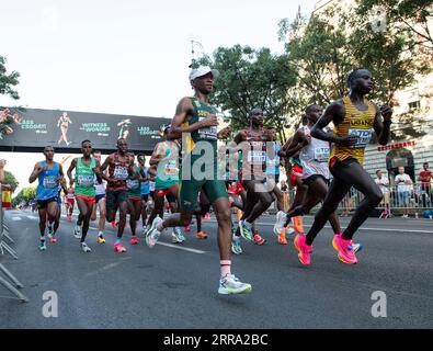 Ibrahim Hassan di Gibuti gareggia nella maratona maschile il giorno 9 dei Campionati mondiali di atletica leggera di Budapest il 27 agosto 2023. Foto di GA Foto Stock