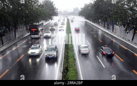 210712 -- PECHINO, 12 luglio 2021 -- le auto piovono su un cavalcavia nel distretto di Haidian di Pechino, capitale della Cina, 12 luglio 2021. Secondo il dipartimento municipale per il controllo delle inondazioni, la capitale cinese Pechino è stata colpita da forti precipitazioni dalle 18:00, domenica con precipitazioni fino a 116,4 mm. Dalle 18:00 della domenica alle 9:00 del lunedì, Pechino ha registrato precipitazioni medie di 65,9 mm. Le aree urbane della città hanno riportato precipitazioni medie più alte di 79,9 mm. CINA-PECHINO-PRECIPITAZIONI PESANTI CN RenxChao PUBLICATIONxNOTxINxCHN Foto Stock