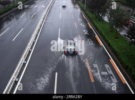 210712 -- PECHINO, 12 luglio 2021 -- le automobili corrono sotto la pioggia su una strada nel distretto di Shijingshan di Pechino, capitale della Cina, 12 luglio 2021. Secondo il dipartimento municipale per il controllo delle inondazioni, la capitale cinese Pechino è stata colpita da forti precipitazioni dalle 18:00, domenica con precipitazioni fino a 116,4 mm. Dalle 18:00 della domenica alle 9:00 del lunedì, Pechino ha registrato precipitazioni medie di 65,9 mm. Le aree urbane della città hanno riportato precipitazioni medie più alte di 79,9 mm. CINA-PECHINO-PRECIPITAZIONI PESANTI CN ZhangxChenlin PUBLICATIONxNOTxINxCHN Foto Stock