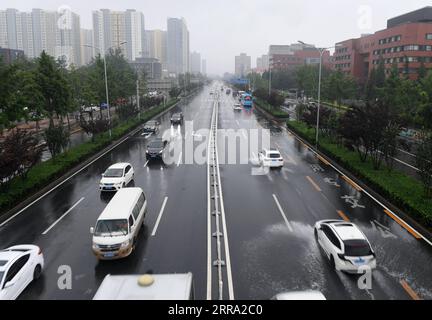 210712 -- PECHINO, 12 luglio 2021 -- le automobili corrono su una strada sotto la pioggia nel distretto di Shijingshan di Pechino, capitale della Cina, 12 luglio 2021. Secondo il dipartimento municipale per il controllo delle inondazioni, la capitale cinese Pechino è stata colpita da forti precipitazioni dalle 18:00, domenica con precipitazioni fino a 116,4 mm. Dalle 18:00 della domenica alle 9:00 del lunedì, Pechino ha registrato precipitazioni medie di 65,9 mm. Le aree urbane della città hanno riportato precipitazioni medie più alte di 79,9 mm. CINA-PECHINO-PRECIPITAZIONI PESANTI CN ZhangxChenlin PUBLICATIONxNOTxINxCHN Foto Stock