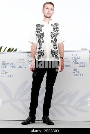 210712 -- CANNES, 12 luglio 2021 -- l'attore Anders Danielsen Lie posa durante il photocall per il film Bergman Island al 74° Festival annuale di Cannes, a Cannes, in Francia, 12 luglio 2021. FRANCIA-CANNES-FILM FESTIVAL-BERGMAN ISLAND-PHOTOCALL XINHUA PUBLICATIONXNOTXINXCHN Foto Stock