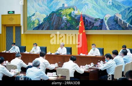 210713 -- PECHINO, 13 luglio 2021 -- il vice Premier cinese Hu Chunhua, anche capo del comitato organizzatore del CIIE China International Import Expo, presiede una riunione del comitato organizzatore di expo a Pechino, capitale della Cina, 13 luglio 2021. CHINA-BEIJING-HU CHUNHUA-CIIE-MEETING CN ZHAIXJIANLAN PUBLICATIONXNOTXINXCHN Foto Stock