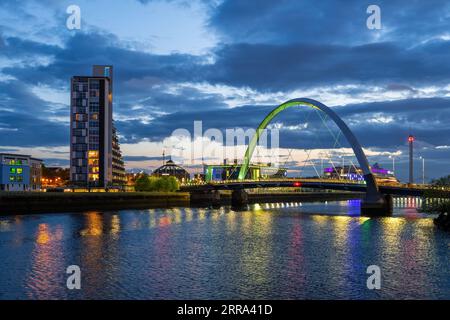 Ponte stradale Clyde Arc sul fiume Clyde nella città di Glasgow in Scozia, Regno Unito. Foto Stock