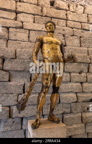 Statua di Ercole in bronzo dorato nei Musei Capitolini, Roma, Italia. Sul sito è stata trovata una statua in stile ellenistico del II secolo a.C. Foto Stock