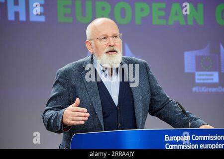 210715 -- BRUSSLES, 15 luglio 2021 -- il vicepresidente esecutivo della Commissione europea Frans Timmermans partecipa a una conferenza stampa sul meccanismo di adeguamento del carbonio alle frontiere a Bruxelles, in Belgio, il 15 luglio 2021. Mercoledì la Commissione europea ha presentato una tabella di marcia completa per realizzare l'ambizioso obiettivo dell'Unione europea di ridurre le emissioni nette di gas a effetto serra di almeno il 55 per cento rispetto ai livelli del 1990 entro il 2030 e di diventare climaticamente neutra entro il 2050. Unione europea/distribuzione tramite BELGIO-BRUXELLES-UE-CONFERENZA STAMPA Xinhua PUBLICATIONxNOTxINxCHN Foto Stock