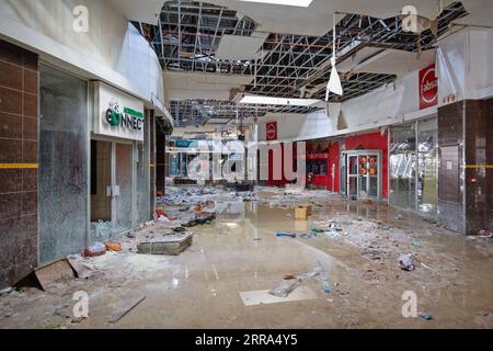 210716 -- JOHANNESBURG, 16 luglio 2021 -- foto scattata il 14 luglio 2021 mostra un centro commerciale dopo le proteste a Johannesburg, in Sudafrica. Un totale di 117 persone hanno perso la vita durante le violente proteste che si sono svolte per una settimana in Sudafrica, ha dichiarato giovedì il Ministro facente funzione della Presidenza Khumbudzo Ntshavheni, mentre si è rivolto ai media circa gli ultimi sviluppi delle proteste nel paese. PER ANDARE CON 117 morti in proteste violente in S. Africa foto di /Xinhua SUD AFRICA-JOHANNESBURG-PROTESTE VIOLENTE Yeshiel PUBLICATIONxNOTxINxCHN Foto Stock