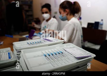 210717 -- LISBONA, 17 luglio 2021 -- le siringhe sono viste in un centro di vaccinazione COVID-19 presso il complesso sportivo Alcabideche a Cascais, Portogallo, il 16 luglio 2021. Il Portogallo sta accelerando la vaccinazione contro la COVID-19 in mezzo alla variante infuocata Delta che è già stata predominante nel paese. Foto di /Xinhua PORTUGAL-COVID-19-VACCINATION-ACCELERATION PedroxFiuza PUBLICATIONxNOTxINxCHN Foto Stock