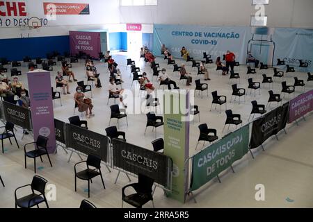210717 -- LISBONA, 17 luglio 2021 -- le persone rimangono in osservazione dopo aver ricevuto una dose di vaccino anti COVID-19 in un centro di vaccinazione presso il complesso sportivo Alcabideche a Cascais, Portogallo, il 16 luglio 2021. Il Portogallo sta accelerando la vaccinazione contro la COVID-19 in mezzo alla variante infuocata Delta che è già stata predominante nel paese. Foto di /Xinhua PORTUGAL-COVID-19-VACCINATION-ACCELERATION PedroxFiuza PUBLICATIONxNOTxINxCHN Foto Stock