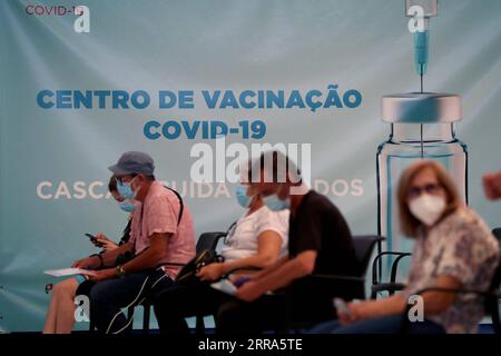 210717 -- LISBONA, 17 luglio 2021 -- le persone aspettano di essere vaccinate in un centro di vaccinazione COVID-19 presso il complesso sportivo Alcabideche a Cascais, Portogallo, il 16 luglio 2021. Il Portogallo sta accelerando la vaccinazione contro la COVID-19 in mezzo alla variante infuocata Delta che è già stata predominante nel paese. Foto di /Xinhua PORTUGAL-COVID-19-VACCINATION-ACCELERATION PedroxFiuza PUBLICATIONxNOTxINxCHN Foto Stock