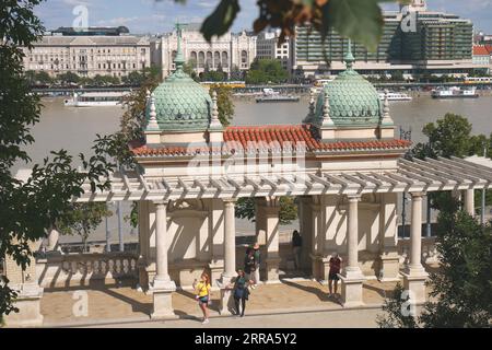 Il bazar di Várkert restaurato, il giardino del castello, il quartiere del castello, con il Danubio sullo sfondo, Budapest, Ungheria Foto Stock