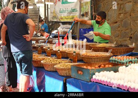 210718 -- ISTANBUL, 18 luglio 2021 -- la gente acquista cibo prima del festival Eid al-Adha in un mercato a Istanbul, Turchia, 17 luglio 2021. TURCHIA-ISTANBUL-MARKET XuxSuhui PUBLICATIONxNOTxINxCHN Foto Stock