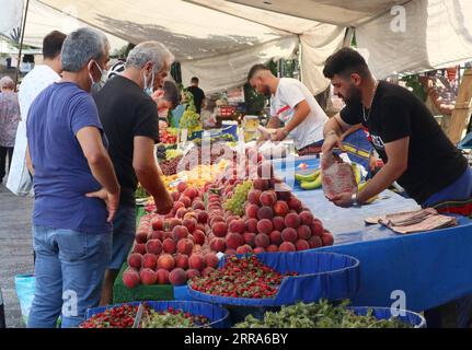 210718 -- ISTANBUL, 18 luglio 2021 -- la gente acquista frutta prima del festival Eid al-Adha in un mercato a Istanbul, Turchia, 17 luglio 2021. TURCHIA-ISTANBUL-MARKET XuxSuhui PUBLICATIONxNOTxINxCHN Foto Stock