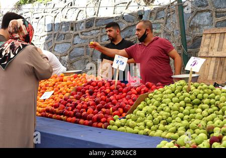 210718 -- ISTANBUL, 18 luglio 2021 -- la gente acquista frutta prima del festival Eid al-Adha in un mercato a Istanbul, Turchia, 17 luglio 2021. TURCHIA-ISTANBUL-MARKET XuxSuhui PUBLICATIONxNOTxINxCHN Foto Stock