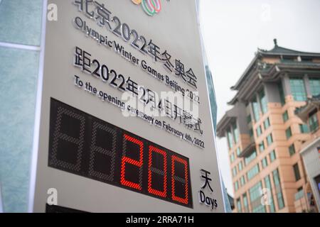 210719 -- PECHINO, 19 luglio 2021 -- la foto scattata il 19 luglio 2021 mostra un orologio con conto alla rovescia che mostra 200 giorni alla cerimonia di apertura dei Giochi Olimpici invernali del 2022 in via Wangfujing, a Pechino, capitale della Cina. SPCHINA-PECHINO-OLY-PECHINO 2022-200 GIORNI AL VIA CN CHENXZHONGHAO PUBLICATIONXNOTXINXCHN Foto Stock