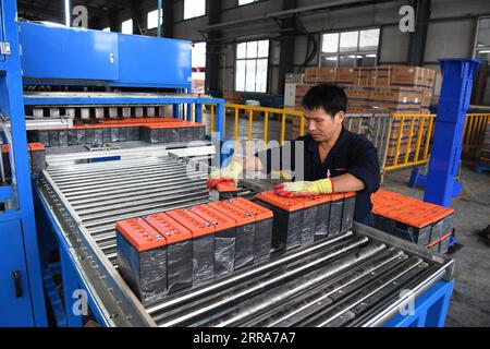 210719 -- HEFEI, 19 luglio 2021 -- un dipendente produce batterie al parco tecnologico Tiaviera di Jieshou, nella provincia di Anhui, nella Cina orientale, 15 luglio 2021. Nel parco tecnologico Tiaviera di Jieshou, materiali come piombo e plastica trovati nelle batterie di scarto vengono riutilizzati attraverso una serie di processi. Per promuovere l'economia circolare, Jieshou ha costruito una delle più grandi basi di riciclaggio e produzione di batterie elettriche in Cina con un sistema di riciclaggio a tutti gli effetti e industrie correlate. Ogni anno, la città ricicla 1,6 milioni di tonnellate di batterie di scarto. CHINA-ANHUI-JIESHOU-BATTERY RECYCLING CN HANXXU PUBLICATIO Foto Stock